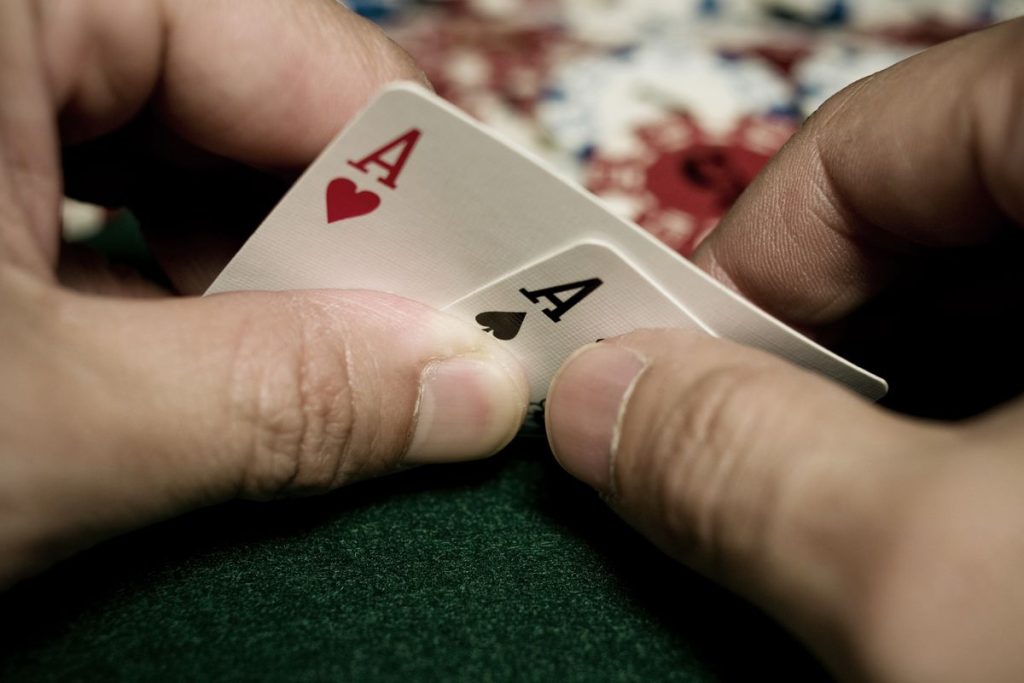 Online Poker Bluffing